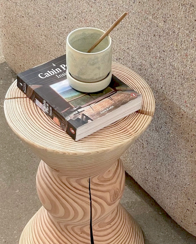 Sidebord med kaffekop og bog - SIF af Katholm fra Noeje